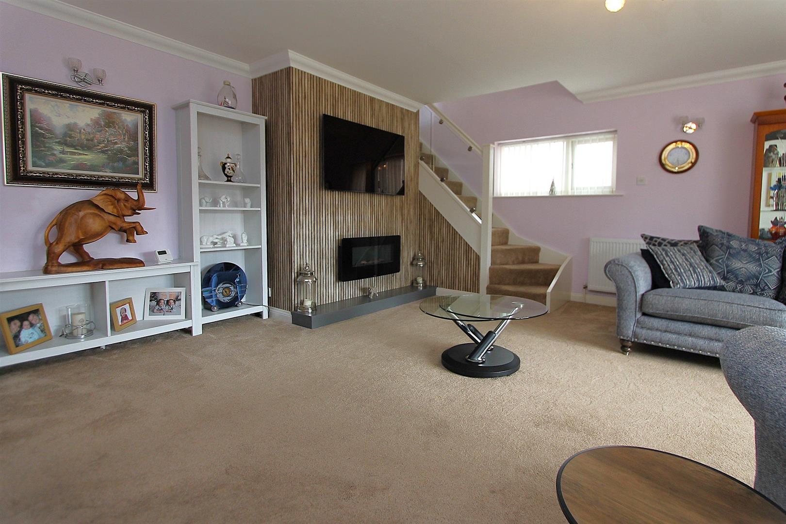 4 bed property in Stourbridge Road, Kidderminster